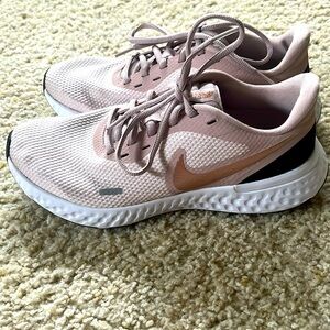 Nike Revolution Size 8